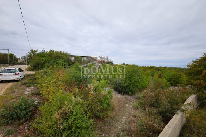 Land for sale 1561 m² – Vadalj