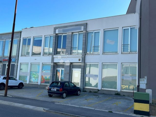 Locaux commerciaux à louer 1050 m² – Pula