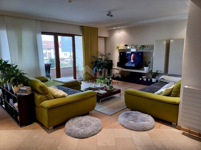 Flat for sale 266 m² – Pula