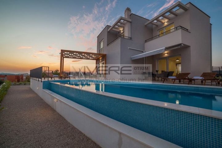 House for sale 275 m² – Brodarica