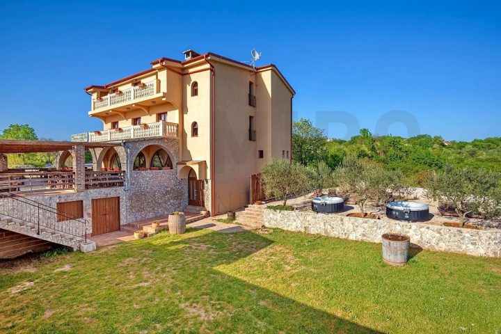 Poslovni prostor na prodaju 566 m² – Krk