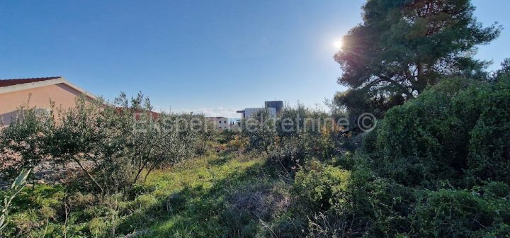 Pozemek na prodej 600 m² – Okrug Gornji