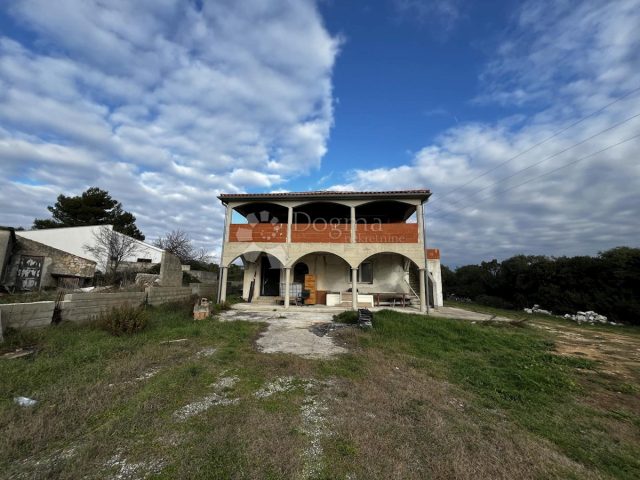 Hiša na predaj 310 m² – Vinkuran