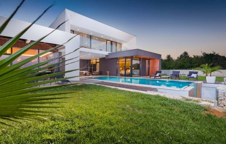 Kuća na prodaju 380 m² – Ližnjan