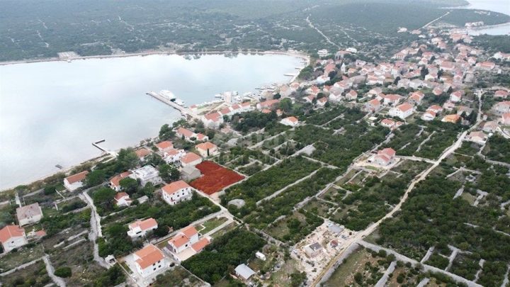 Działka na sprzedaż 1365 m² – Ist