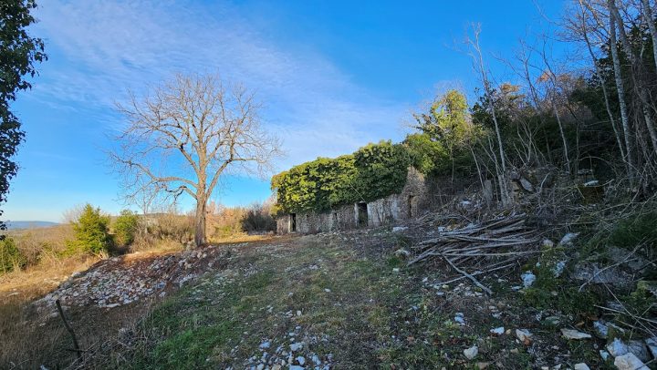 Dom na sprzedaż 250 m² – Hum