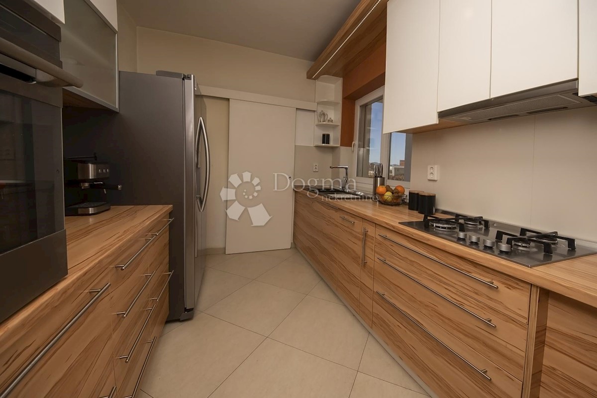 Haus Zu verkaufen - ŠIBENSKO-KNINSKA ŠIBENIK