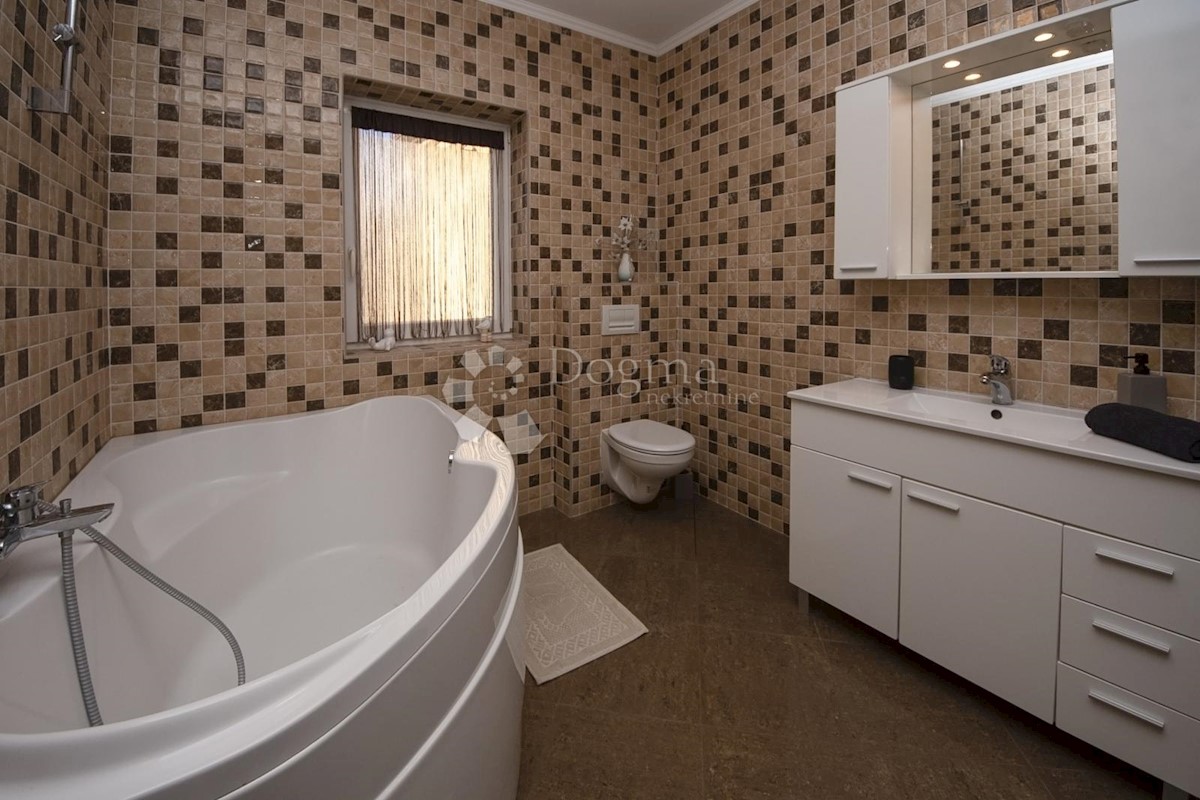 Haus Zu verkaufen - ŠIBENSKO-KNINSKA ŠIBENIK