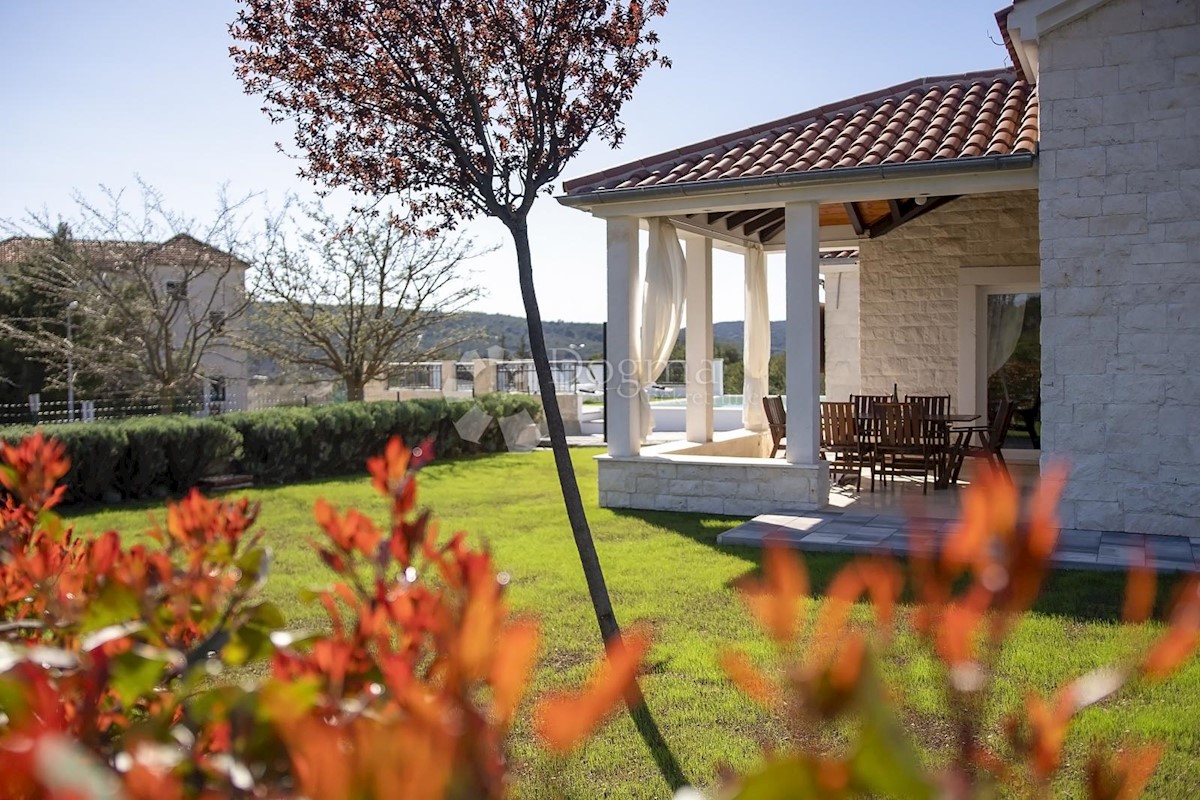 Haus Zu verkaufen - ŠIBENSKO-KNINSKA ŠIBENIK