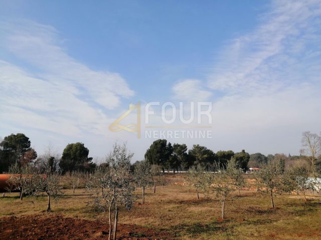 Parcela na predaj 704 m² – Pula