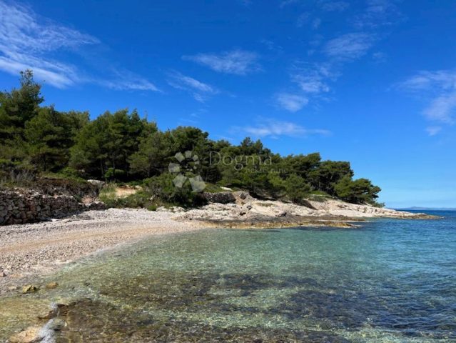 Land for sale 1075 m² – Sutivan