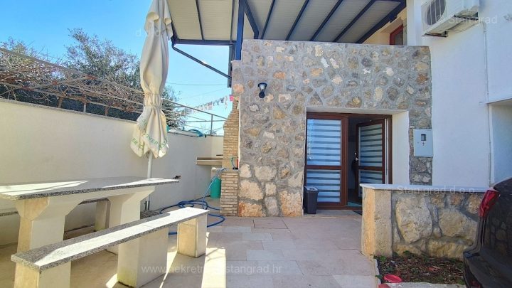 Kuća na prodaju 100 m² – Malinska