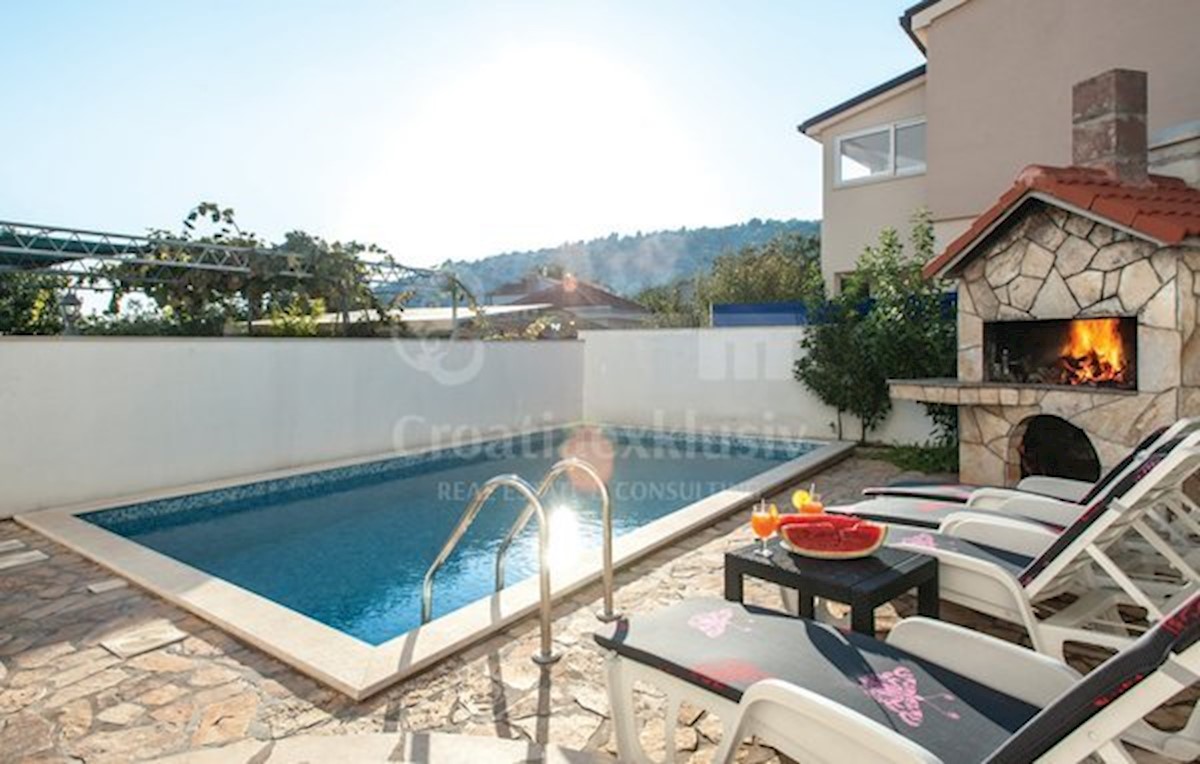 Haus Zu verkaufen - ŠIBENSKO-KNINSKA ROGOZNICA