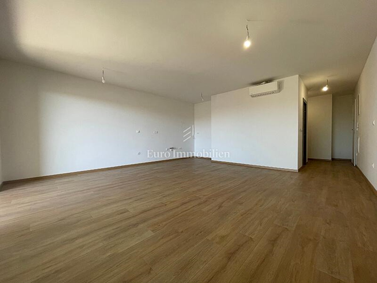 Flat For sale - SPLITSKO-DALMATINSKA BAŠKA VODA