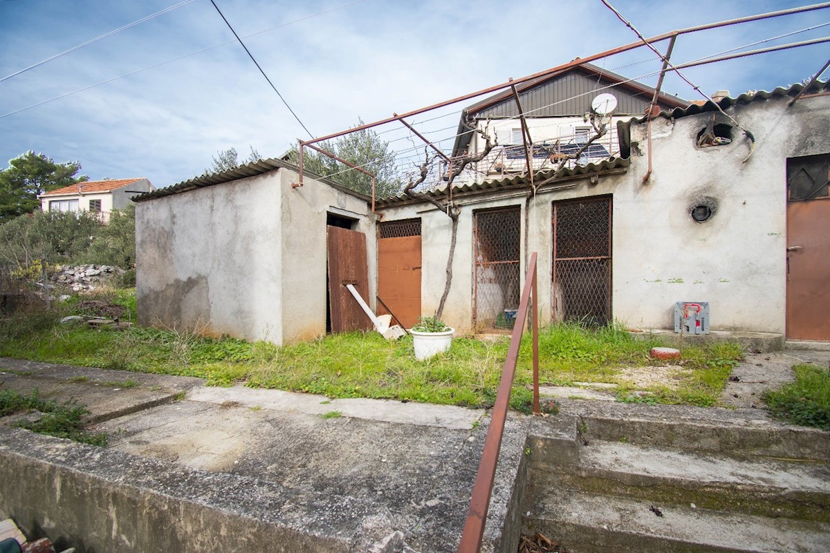 Haus Zu verkaufen - ŠIBENSKO-KNINSKA ROGOZNICA