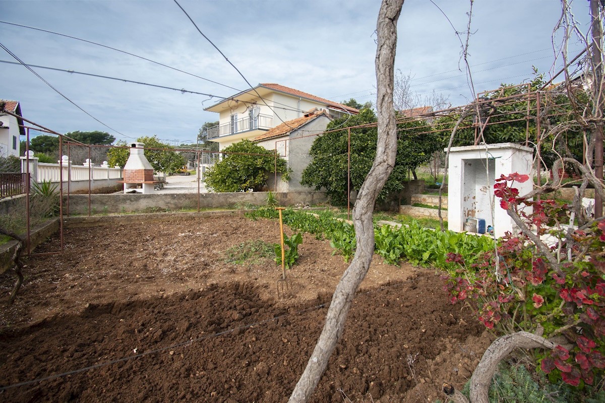 Haus Zu verkaufen - ŠIBENSKO-KNINSKA ROGOZNICA