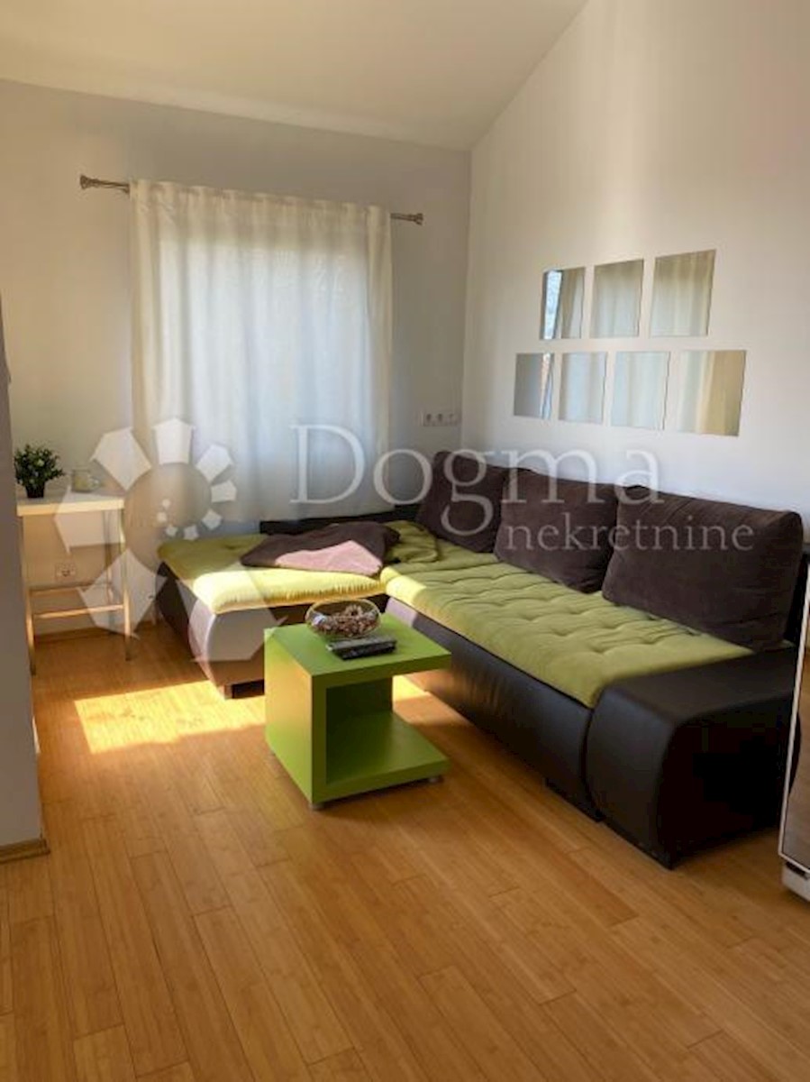 Apartmán Na predaj - SPLITSKO-DALMATINSKA STARI GRAD