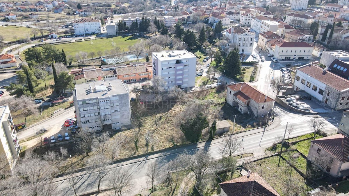 Hiša Na predaj - ŠIBENSKO-KNINSKA DRNIŠ