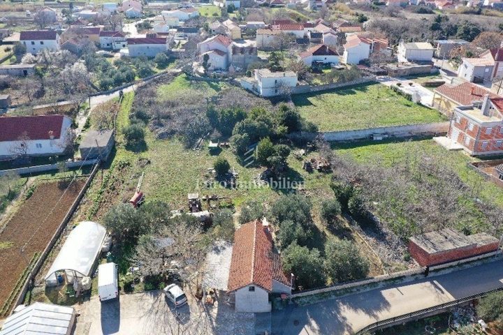 Land for sale 1711 m² – Vrsi