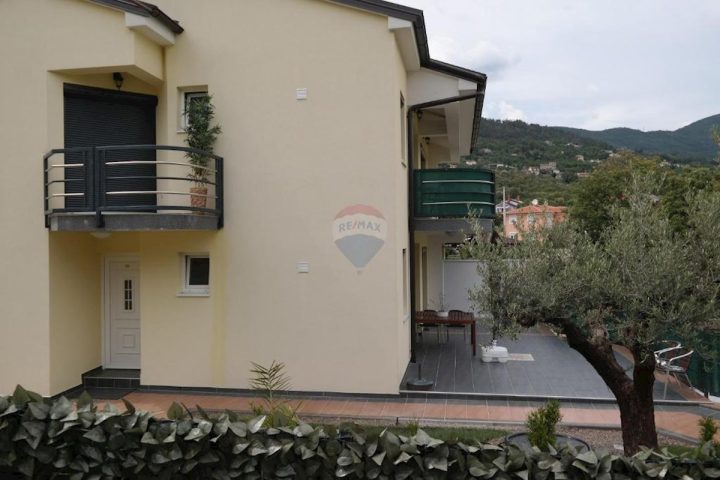 House for sale 790 m² – Oprič