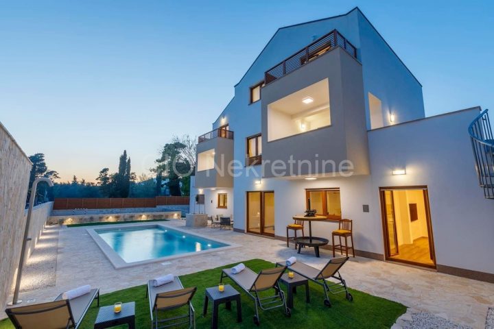 House for sale 450 m² – Kaštel Lukšić