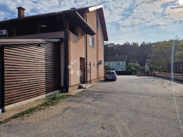 Business premises for sale 650 m² – Sisak