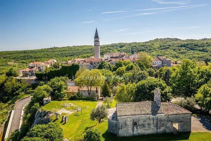 Zemljište na prodaju 2870 m² – Pićan