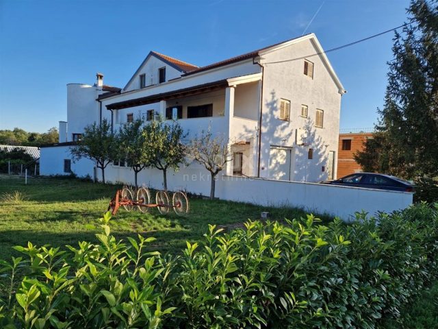 Hiša na predaj 694 m² – Poreč
