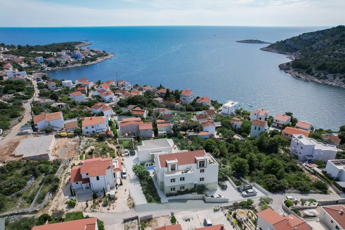 Casa In vendita - ŠIBENSKO-KNINSKA ROGOZNICA