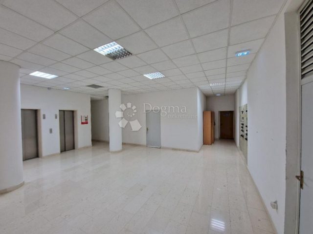 Business premises for sale 277 m² – Split