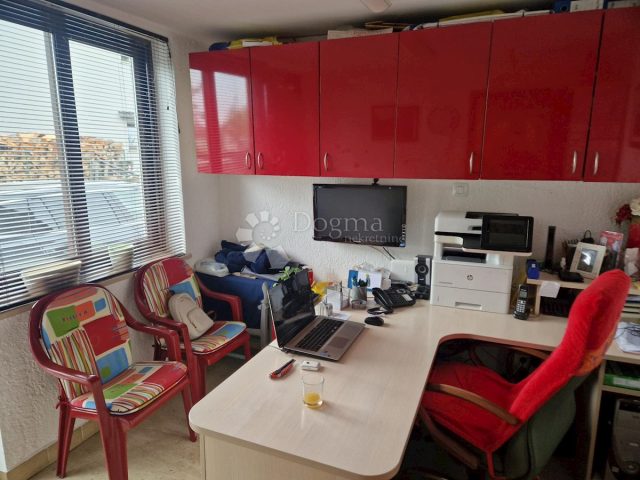 Poslovni prostori za najem 300 m² – Viškovo
