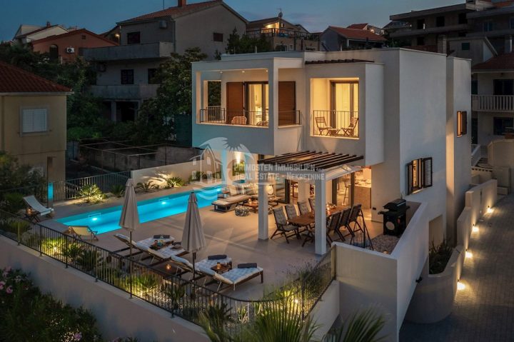 Hiša na predaj 290 m² – Okrug Gornji
