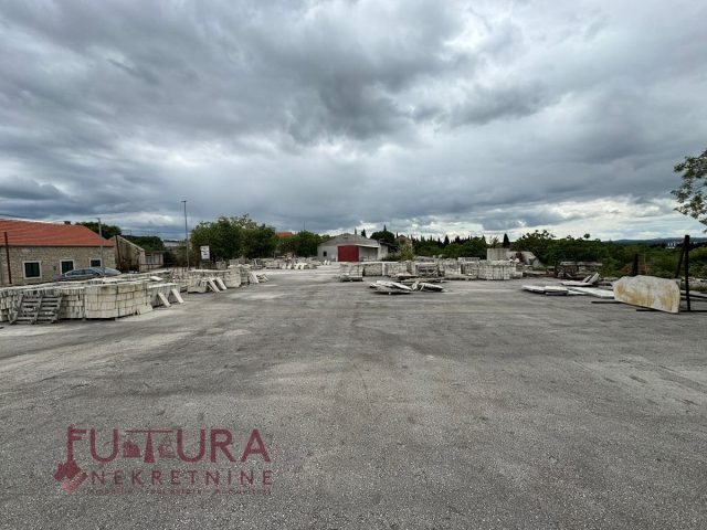 Commerciale in vendita 604 m² – Buković