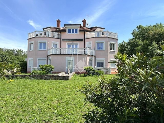 Hiša na predaj 400 m² – Umag