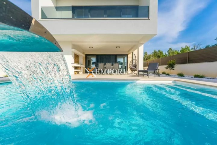 Kuća na prodaju 331 m² – Zaton