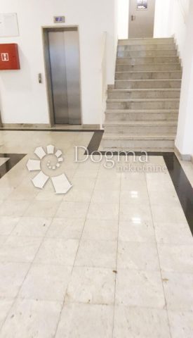 Locaux commerciaux à louer 345 m² – Mlaka