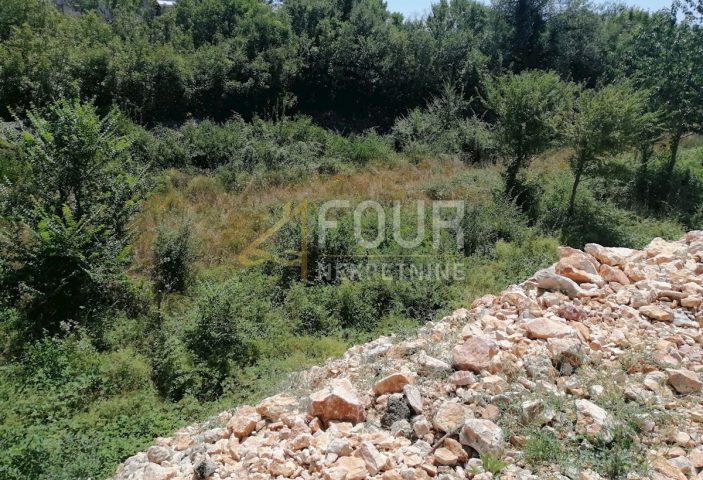 Zemljište na prodaju 2038 m² – Kras