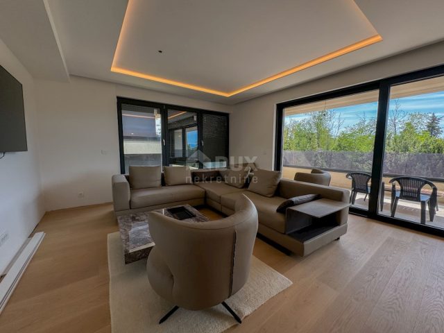 Apartmán k pronájmu 105 m² – Oprič