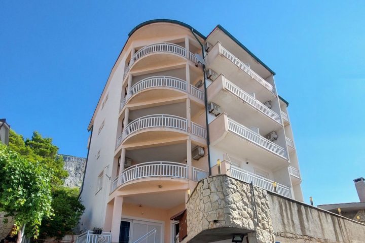 Business premises for sale 727 m² – Omiš