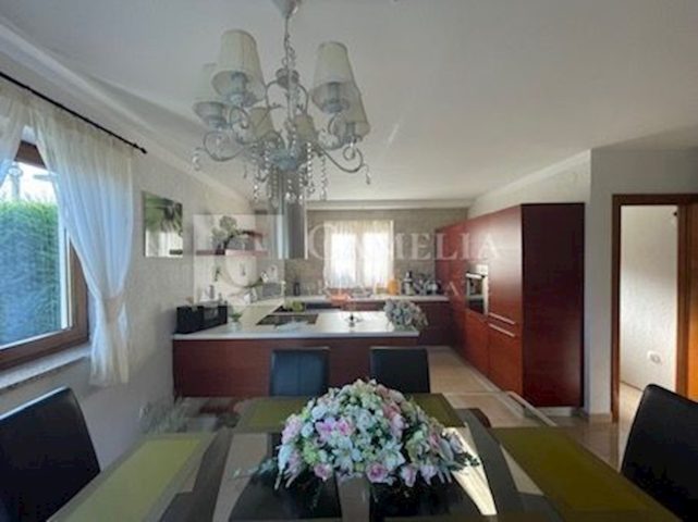 Haus zu verkaufen 280 m² – Poljane