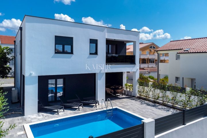 Hiša na predaj 235 m² – Vrsi