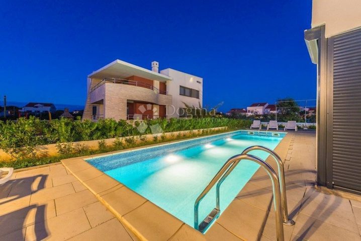 Poslovni prostor na prodaju 948 m² – Zaton