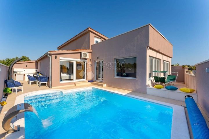 Haus zu verkaufen 240 m² – Peroj