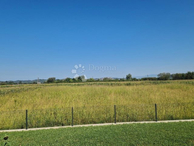 Zemljište na prodaju 11019 m² – Oroslavje