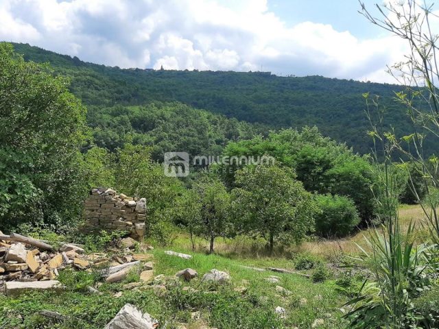 Zemljište na prodaju 1737 m² – Sovinjak
