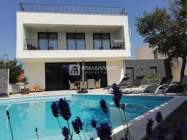 Kuća na prodaju 380 m² – Šmrika