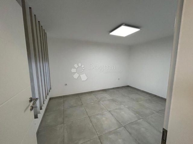 Komerční k pronájmu 37 m² – Marinići