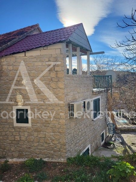 House For sale - SPLITSKO-DALMATINSKA BAŠKA VODA