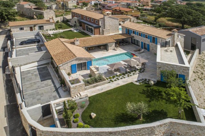 Kuća na prodaju 1561 m² – Barat