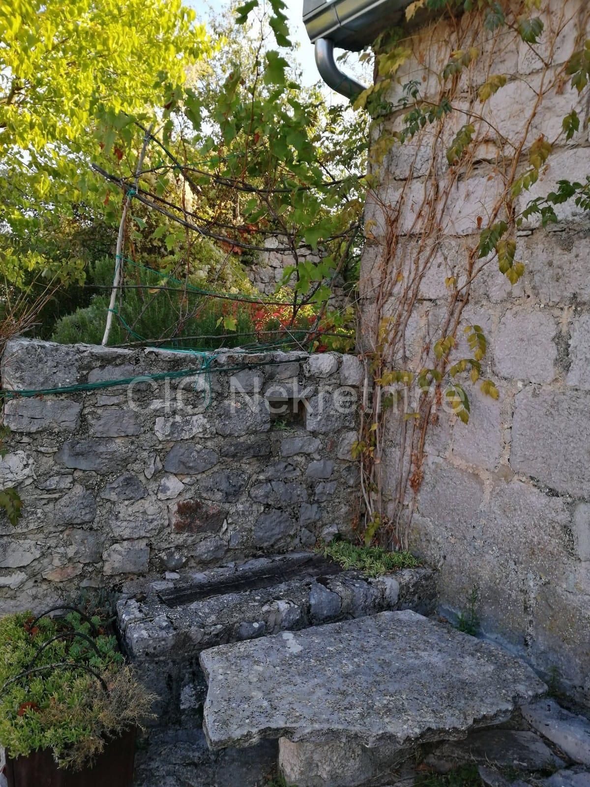 Hiša Naprodaj - SPLITSKO-DALMATINSKA Lovreć